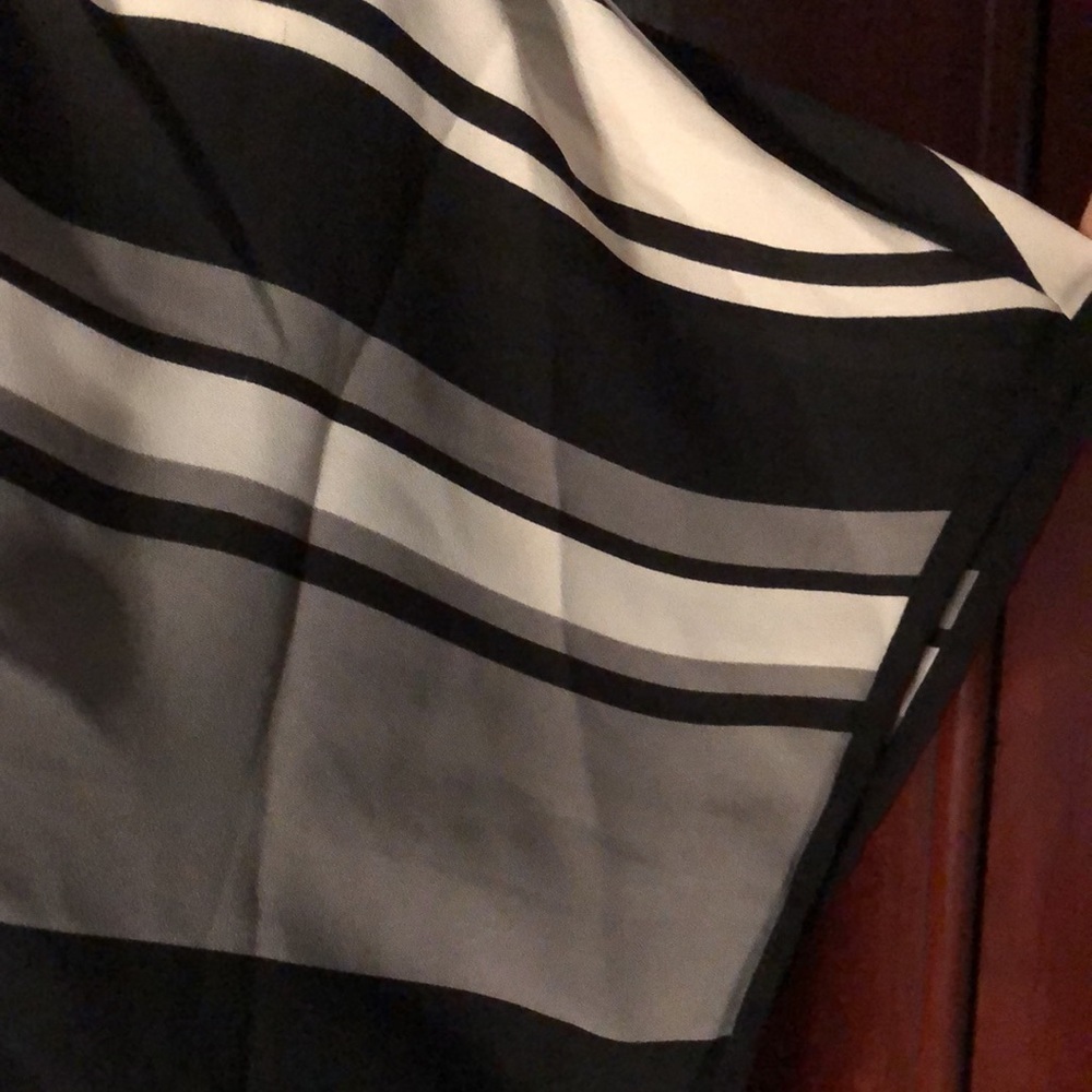 Black/White/Grey Blouse Banana Republic (LPetite) - Picture 2 of 6